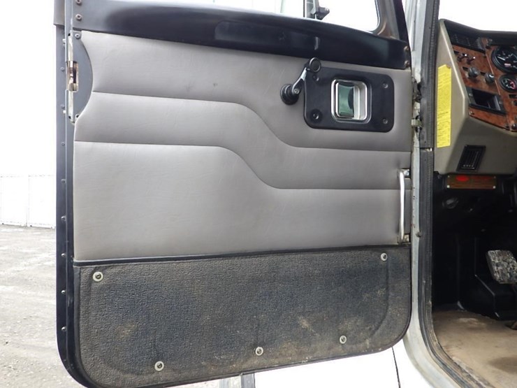 2005-peterbilt-pb330-22'-t/a-fuel-lube-truck-image-65