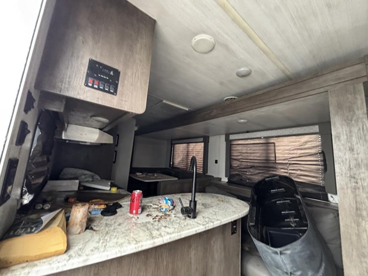 2020-wildwood-wdt282qbxl-ca-travel-trailer-image-27