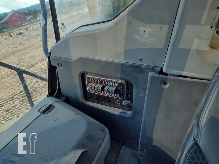 2019-caterpillar-745-image-11