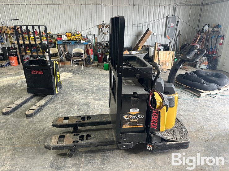 yale-mpe060lvhn24t2736-electric-ride-on-pallet-jack-image-3