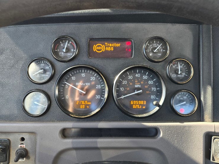 2013-peterbilt-386-image-60