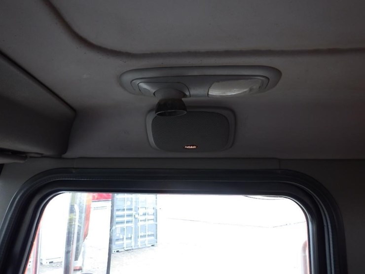 2016-peterbilt-3-axle-logging-truck-image-99