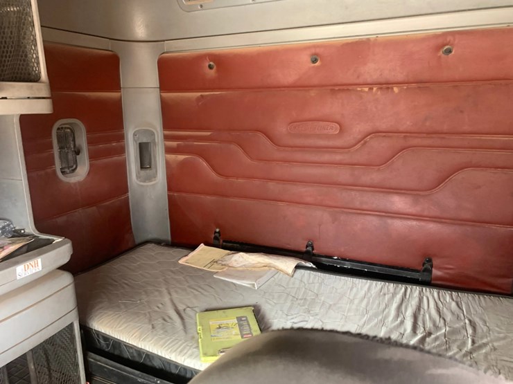 2008-freightliner-columbia-120-image-12