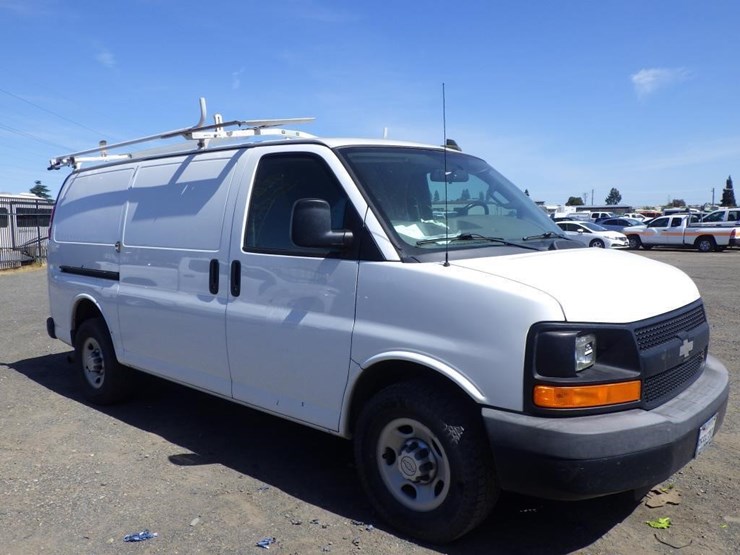 2016-chevrolet-express-2500-image-2