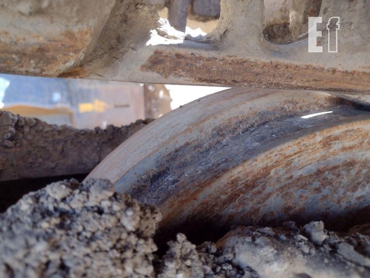 2014-deere-245g-lc-image-33