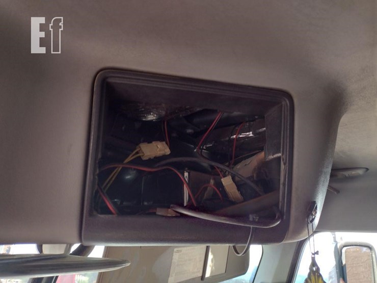 2012-freightliner-122sd-image-11