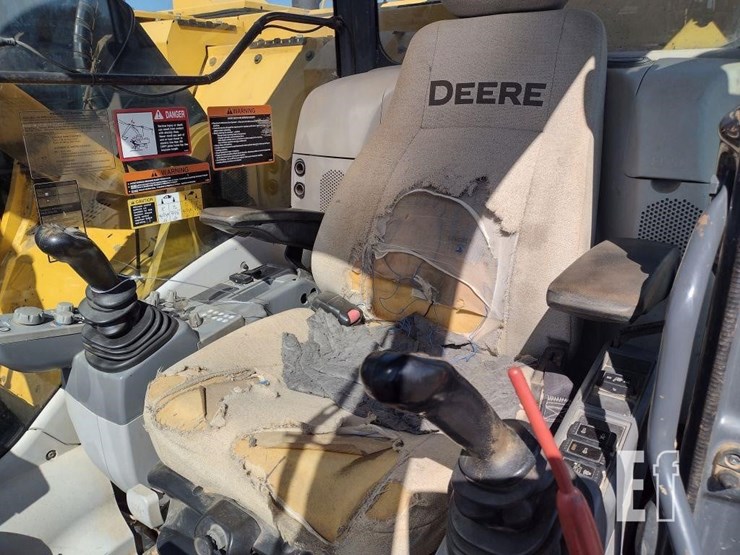 2014-deere-245g-lc-image-12