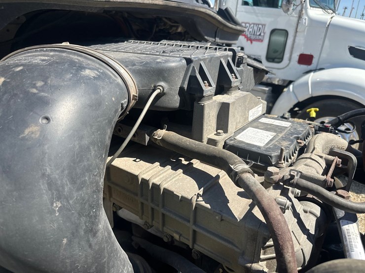 2014-massey-ferguson-8-image-57