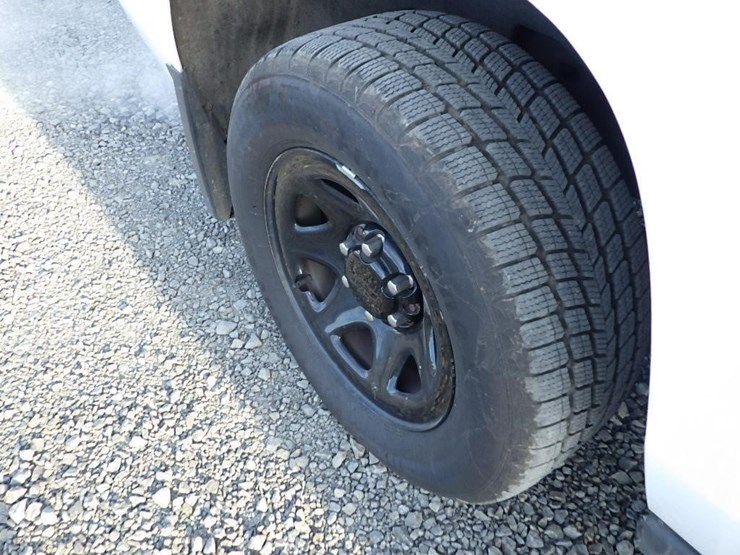 2017-chevrolet-tahoe-image-21