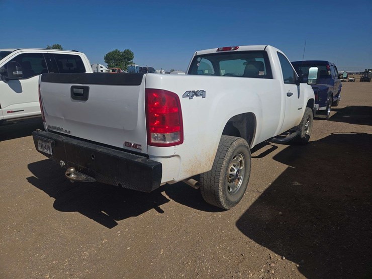 2011-gmc-sierra-2500-image-3