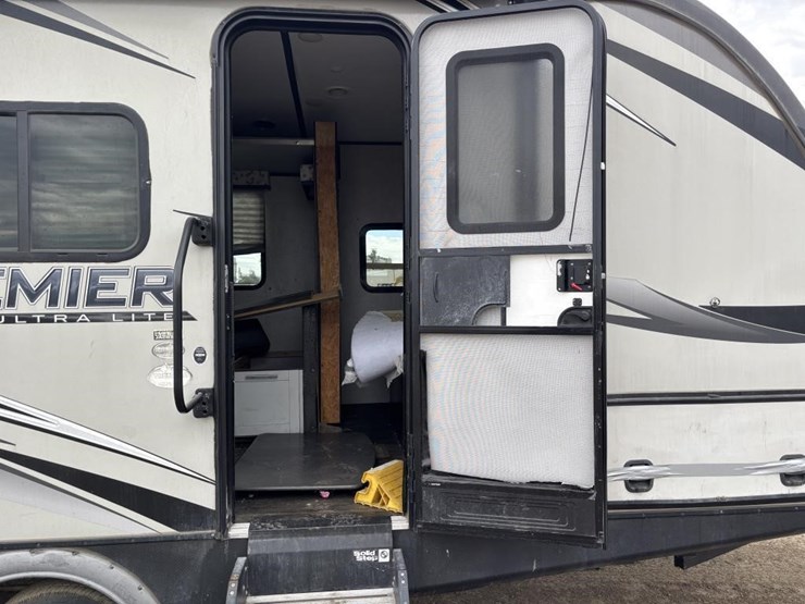 2020-premier-bl19fbpr20-travel-trailer-image-24