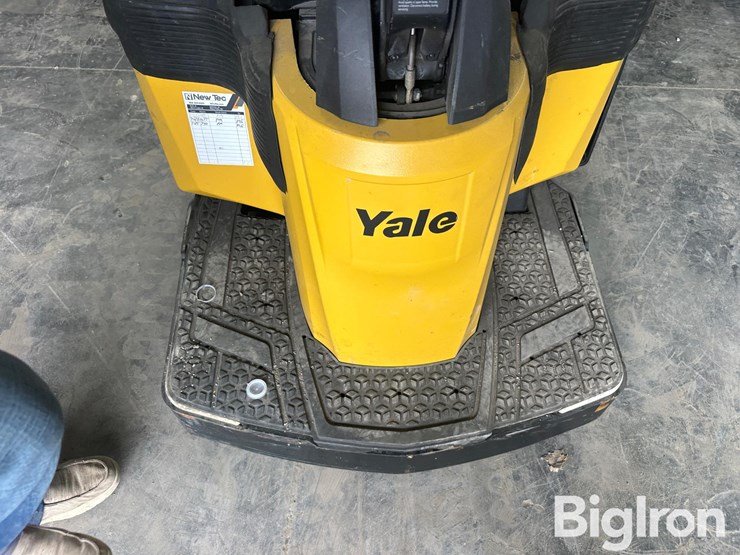 yale-mpe060lvhn24t2736-electric-ride-on-pallet-jack-image-8