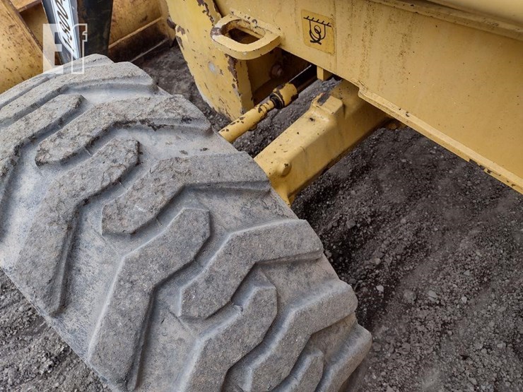 2010-deere-310j-image-15