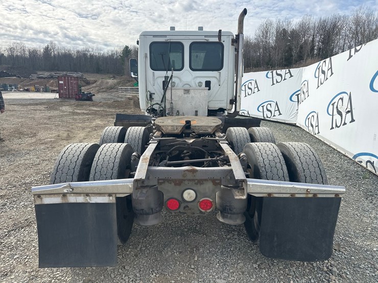 2014-massey-ferguson-8-image-4