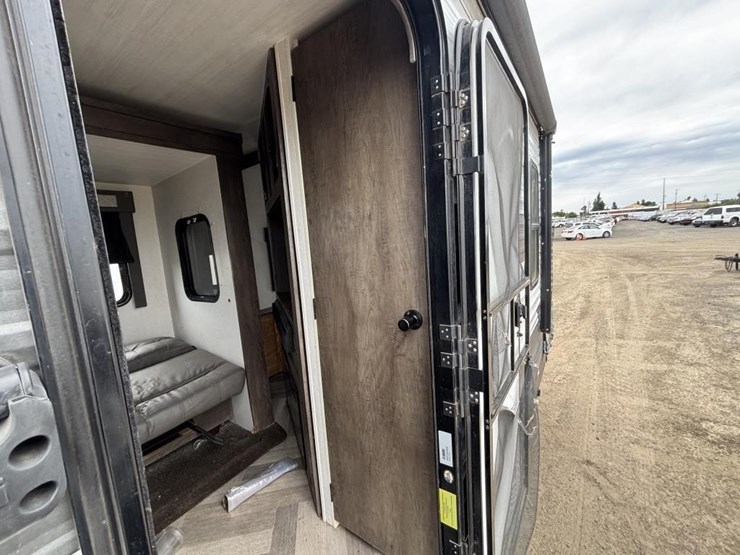2020-wildwood-wdt26dbud-ca-travel-trailer-image-26