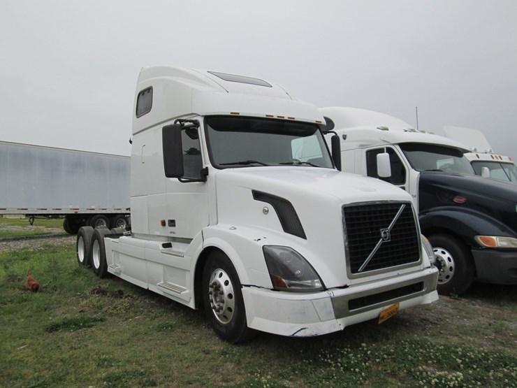 #46184-•-2008-volvo-t/a-sleeper-truck-tractor-4v4nc9gh08n482694-image-2