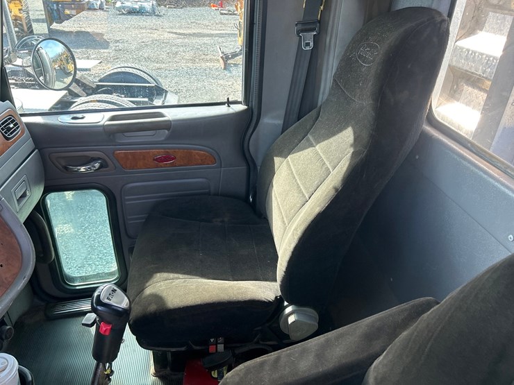 peterbilt-388-image-60