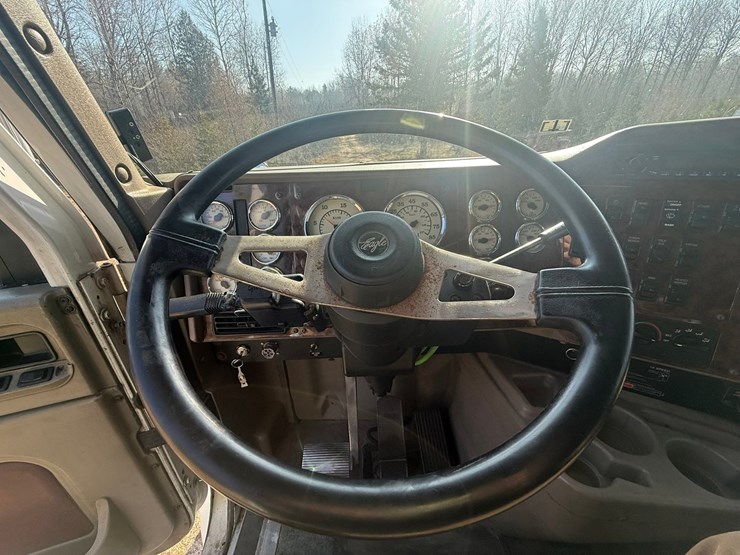 #1262-•-2004-international-9400i-6x4-sleeper-cab-truck-tractor-image-76