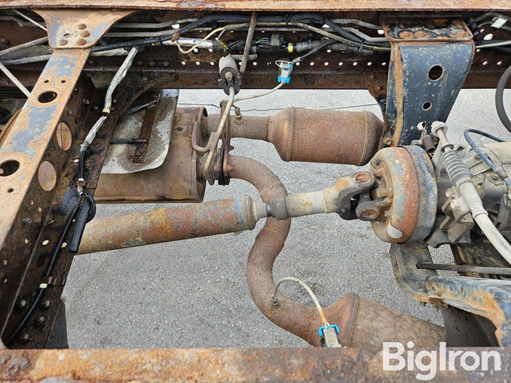 2015-isuzu-npr-image-9