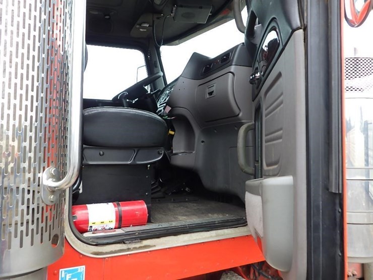 2016-peterbilt-3-axle-logging-truck-image-73