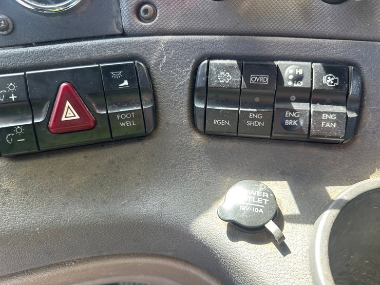 2014-massey-ferguson-8-image-36