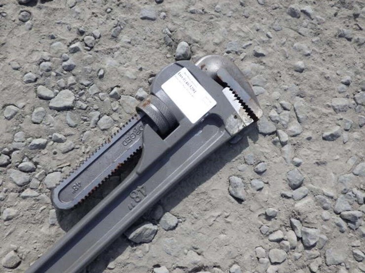 heavy-duty-pipe-wrench-48"-image-2