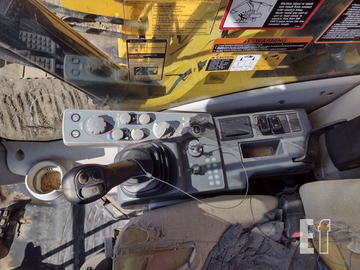 2014-deere-245g-lc-image-8