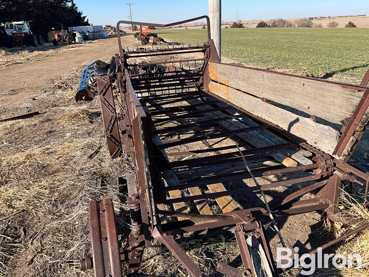 antique-ground-driven-manure-spreader-image-9