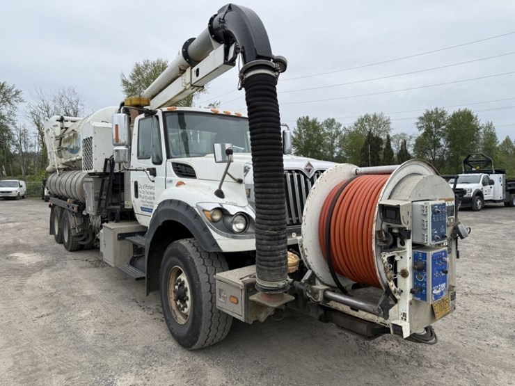 2012-international-7600-image-2