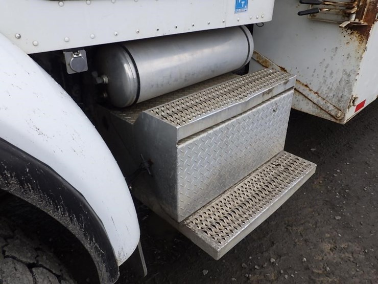 2005-peterbilt-pb330-22'-t/a-fuel-lube-truck-image-37