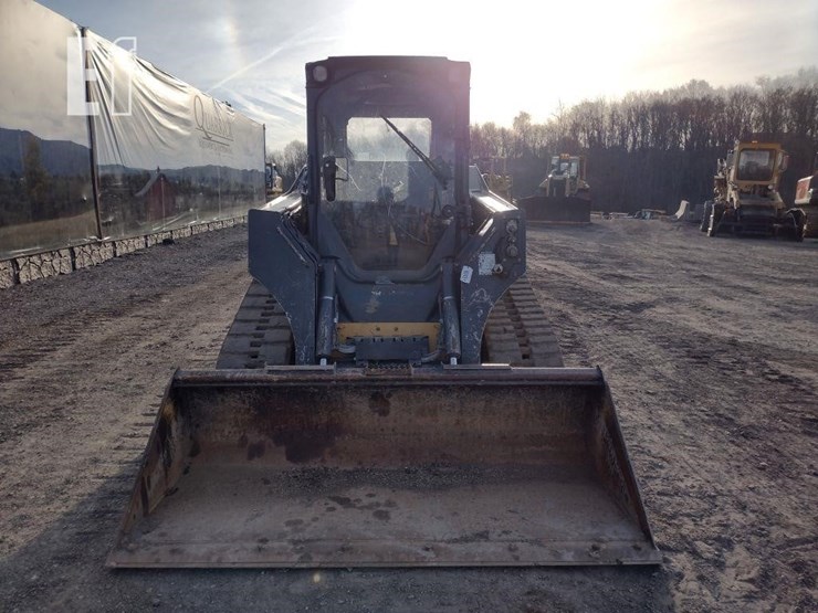 2022-deere-325g-image-2