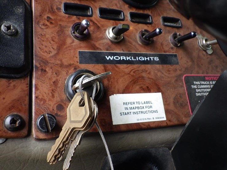 2005-peterbilt-pb330-22'-t/a-fuel-lube-truck-image-75