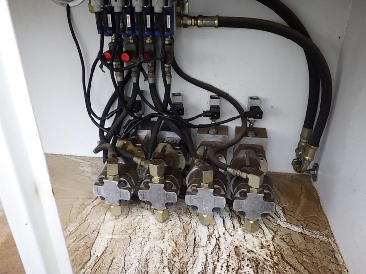 2005-peterbilt-pb330-22'-t/a-fuel-lube-truck-image-35