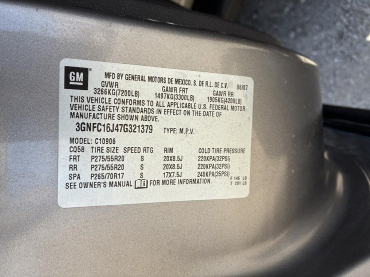 2007-chevrolet-suburban-image-18