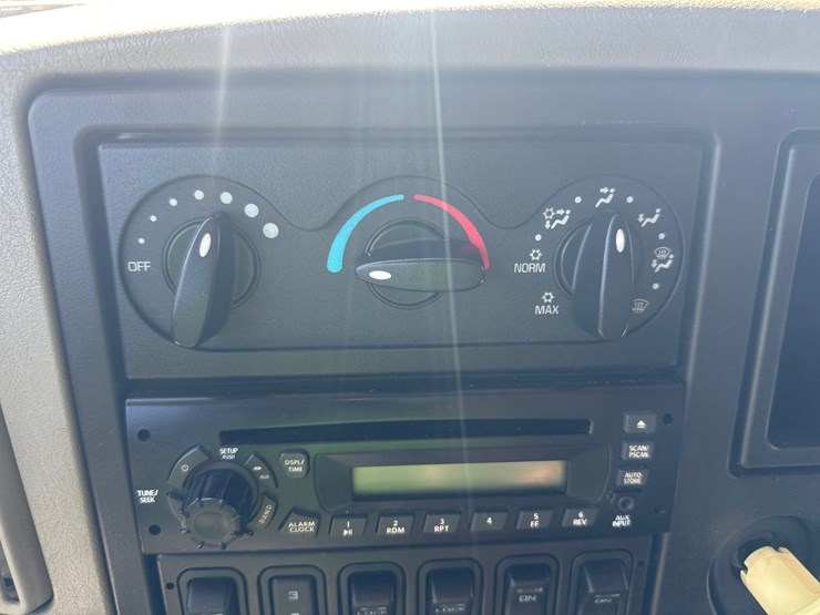 2012-international-7600-image-28