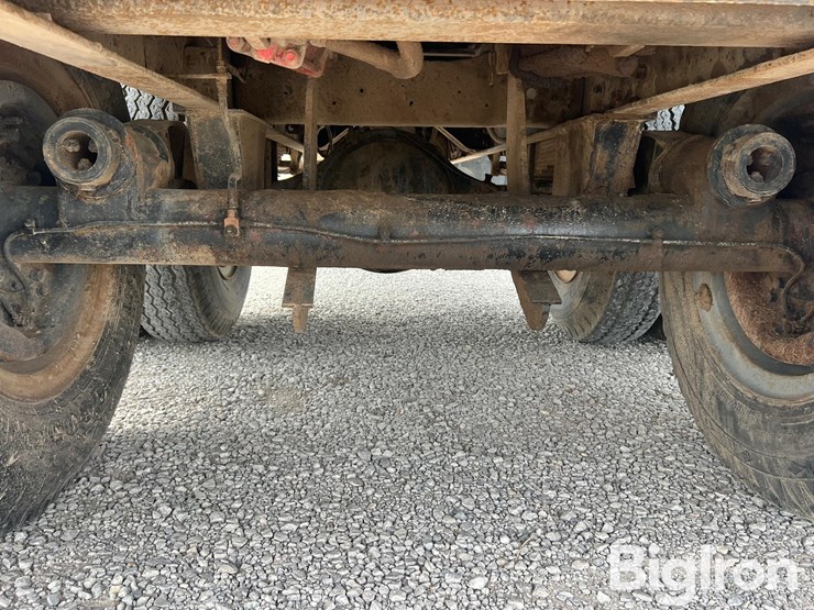 1977-ford-800-image-11