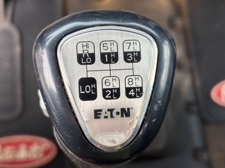 2022-peterbilt-567-image-40