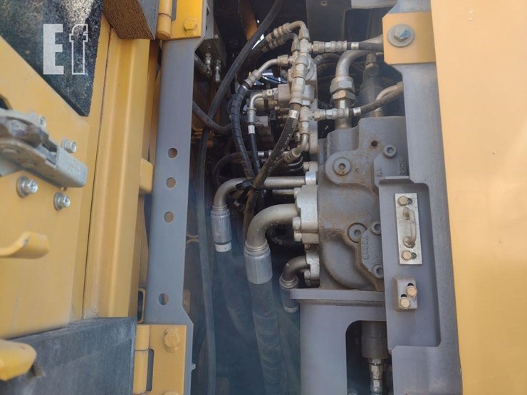 2014-deere-245g-lc-image-35