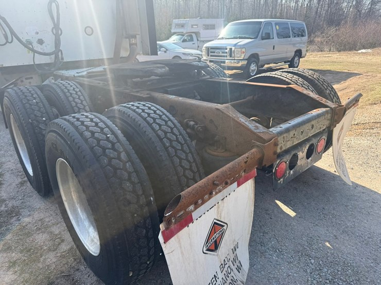 #1262-•-2004-international-9400i-6x4-sleeper-cab-truck-tractor-image-43