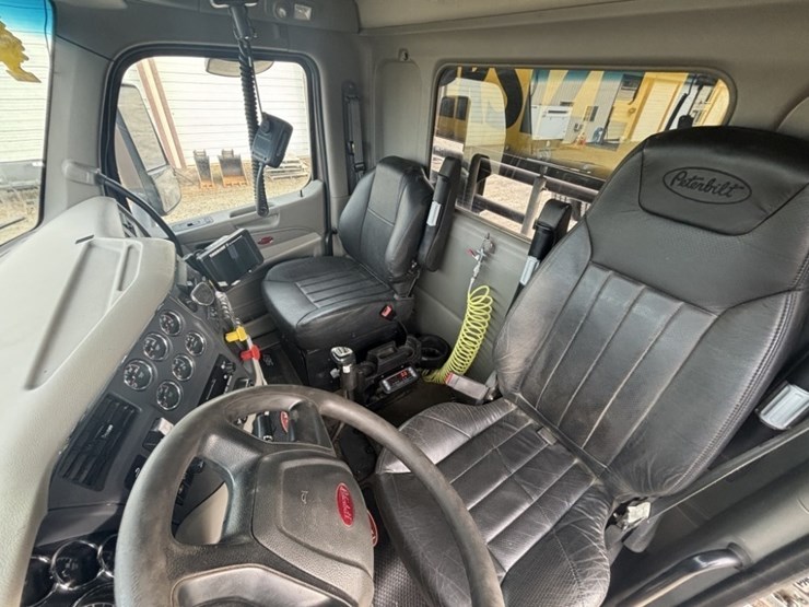 2022-peterbilt-567-image-35