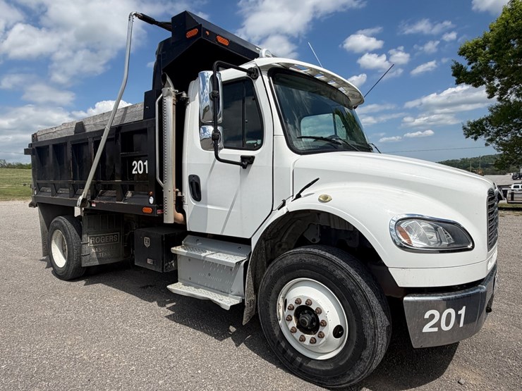 2020-freightliner-m2-106-image-2