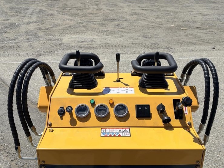 2026-zjg-zj-380-skid-steer-loader-image-10