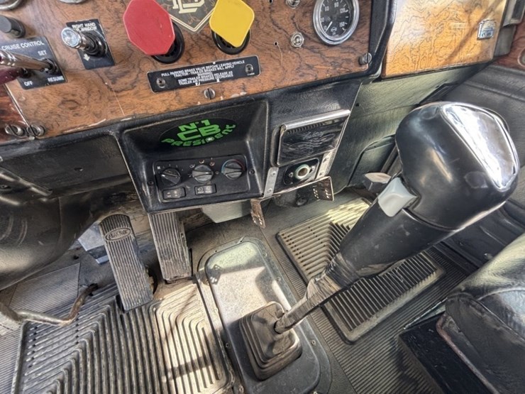 2000-peterbilt-378-image-41