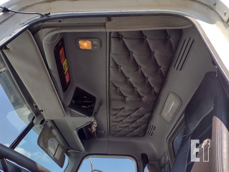 2012-freightliner-122sd-image-15