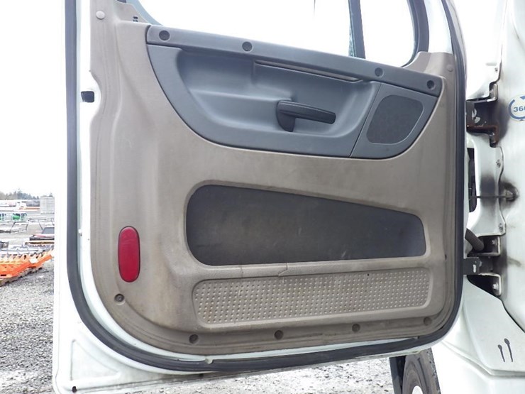 2012-freightliner-cascadia-125-image-81