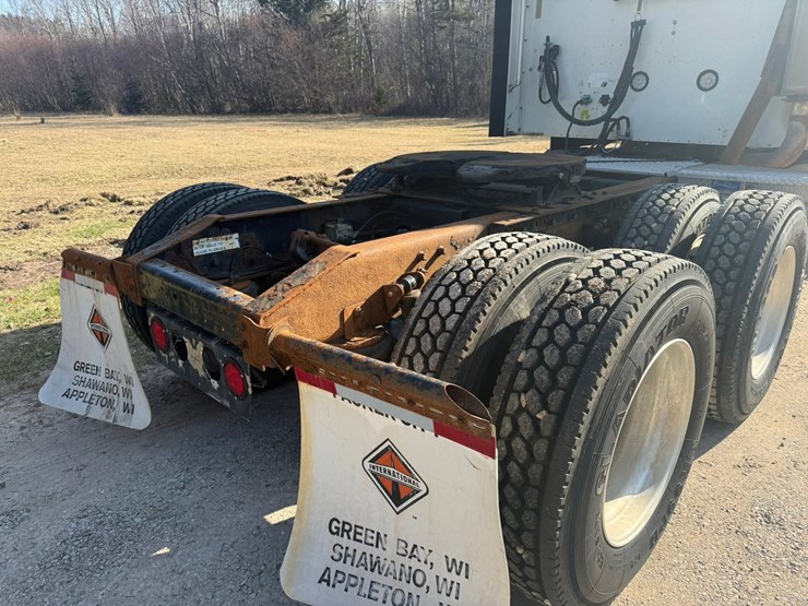 #1262-•-2004-international-9400i-6x4-sleeper-cab-truck-tractor-image-44