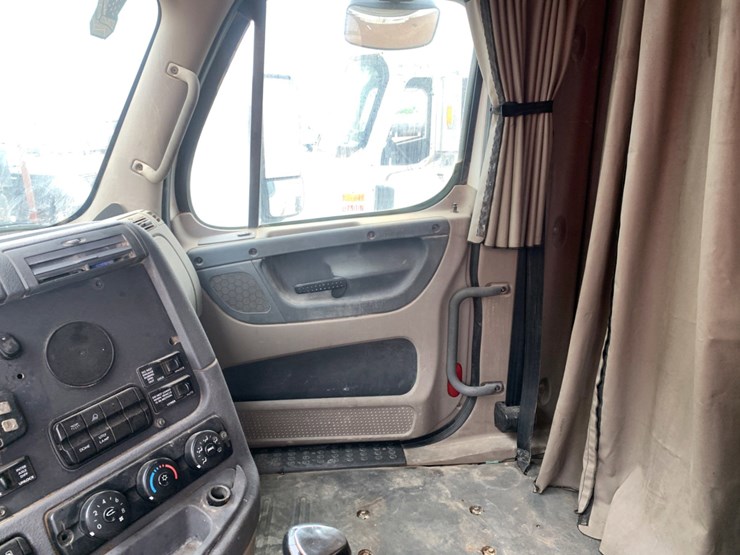 2008-freightliner-columbia-120-image-10