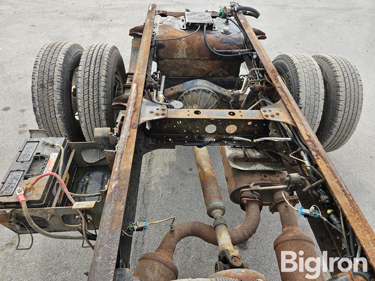 2015-isuzu-npr-image-11