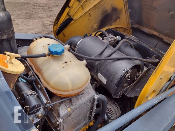 2010-deere-310j-image-45