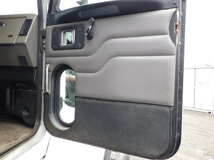 2005-peterbilt-pb330-22'-t/a-fuel-lube-truck-image-62